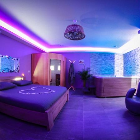 Nuit Vip Spa Sauna Privatif Le Rove Exterior photo