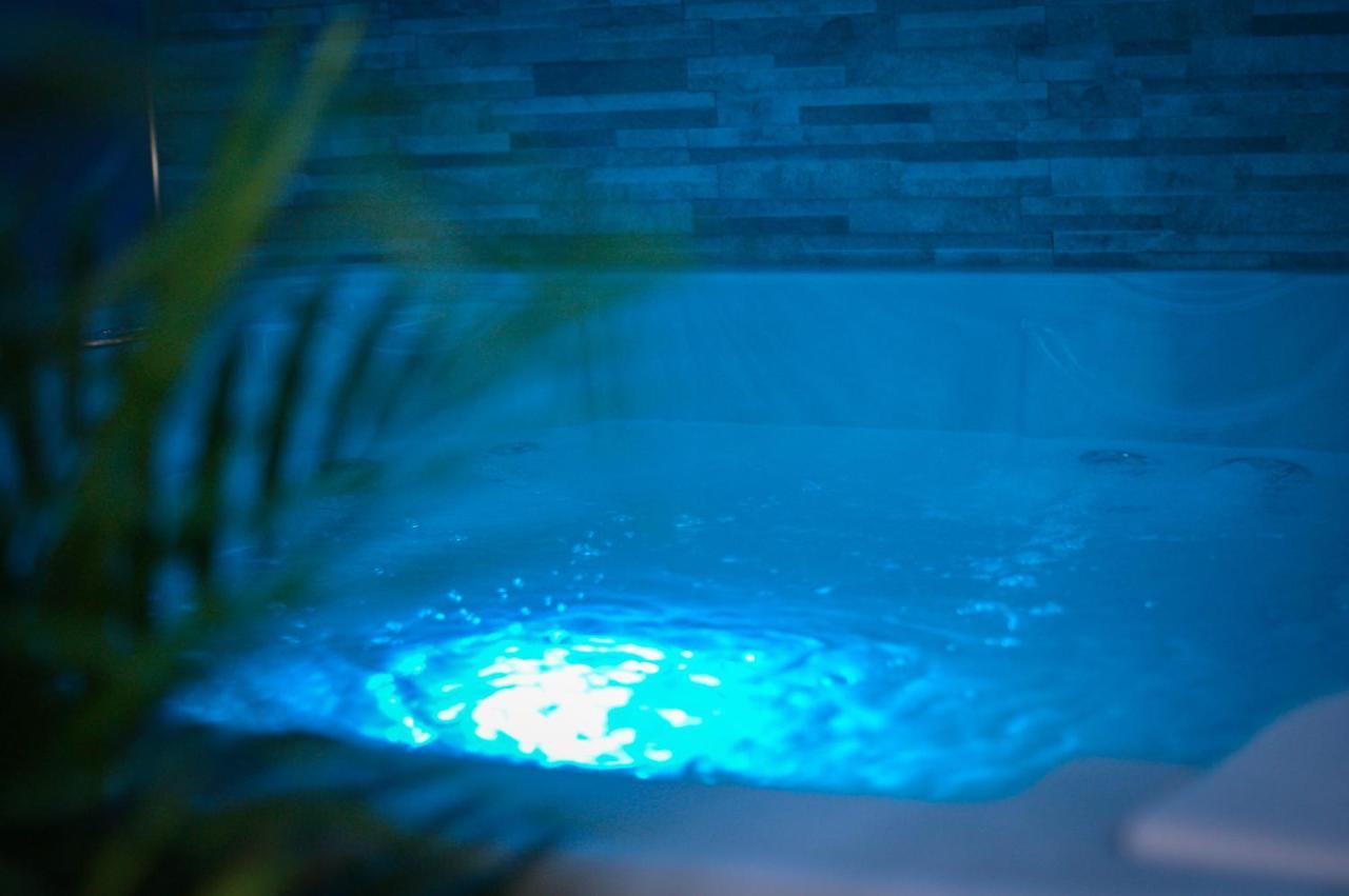 Nuit Vip Spa Sauna Privatif Le Rove Exterior photo
