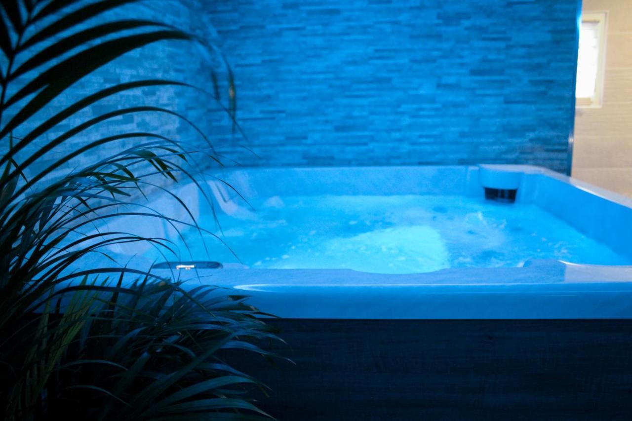 Nuit Vip Spa Sauna Privatif Le Rove Exterior photo